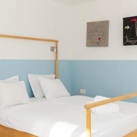 Jolara With Heated Pool Apartment