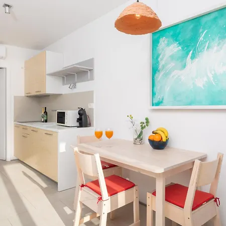 Jolara With Heated Pool Apartment *